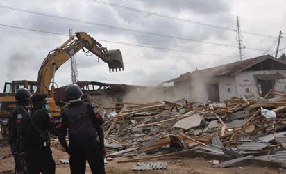 Lagos begins demolition of illegal structures in VI, Ikoyi
